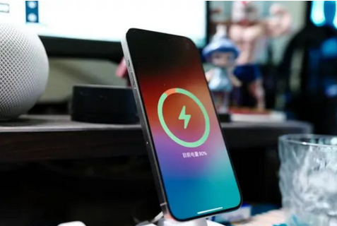 武陵苹果15换屏服务分享用什么充电器给iPhone15充电更好 